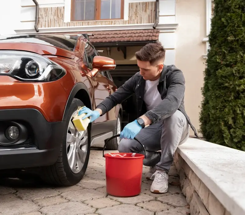 Lavage auto à domicile Martinvast : professionnel intervenant sur un véhicule